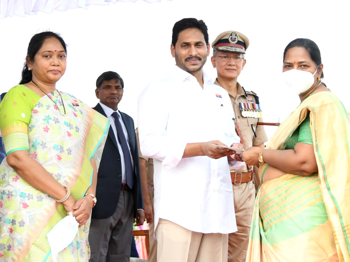 CM YS Jagan Gives 10 Lakh Grant To Covid Martyrs Family Photo Gallery - Sakshi26