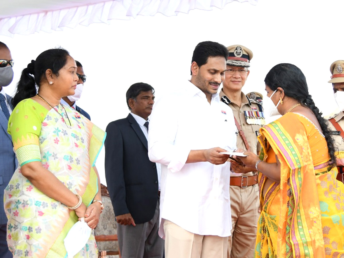 CM YS Jagan Gives 10 Lakh Grant To Covid Martyrs Family Photo Gallery - Sakshi27