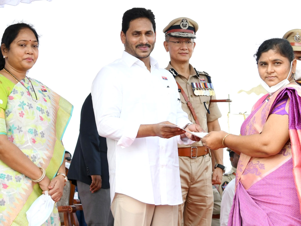 CM YS Jagan Gives 10 Lakh Grant To Covid Martyrs Family Photo Gallery - Sakshi28