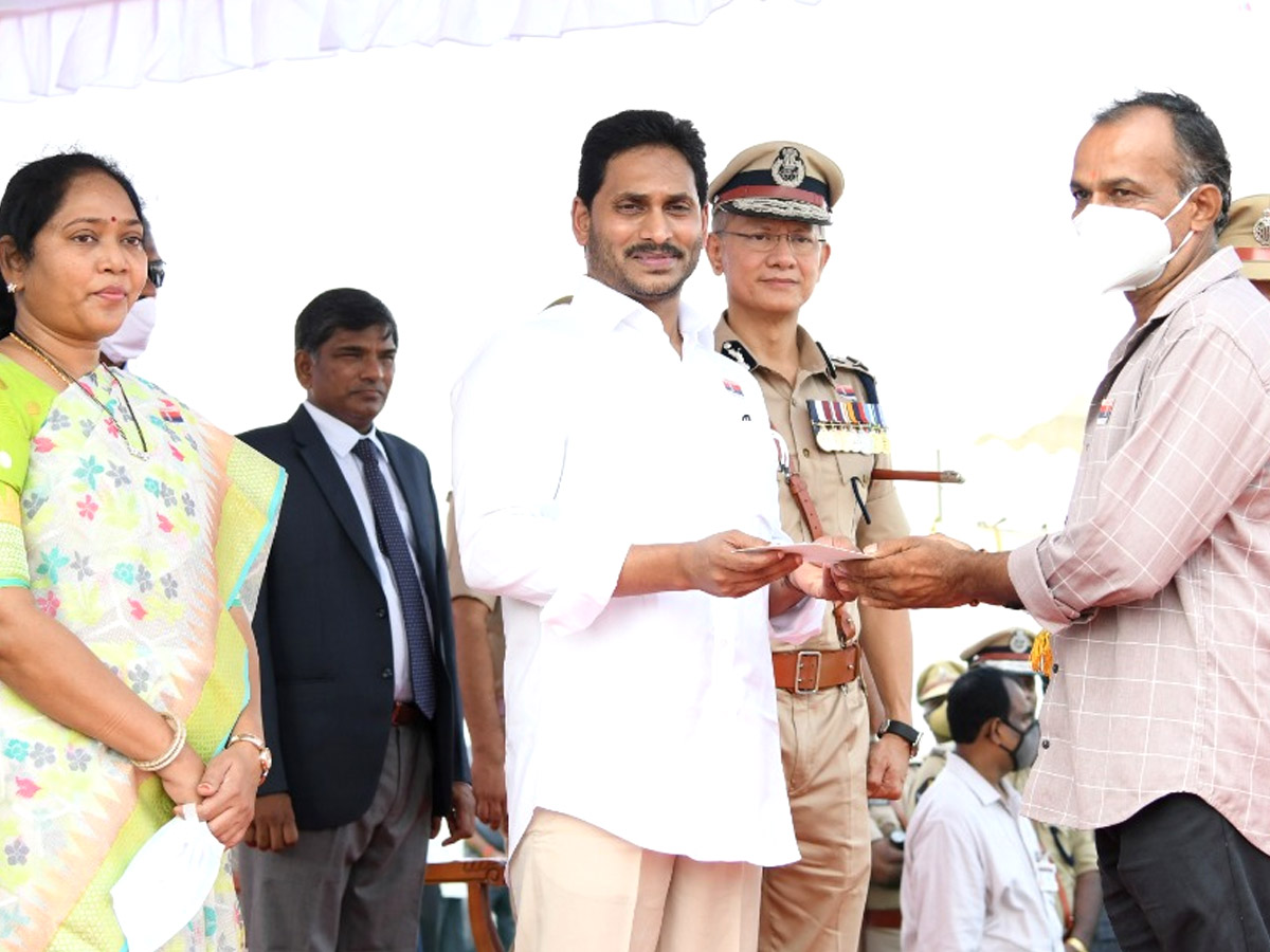 CM YS Jagan Gives 10 Lakh Grant To Covid Martyrs Family Photo Gallery - Sakshi29