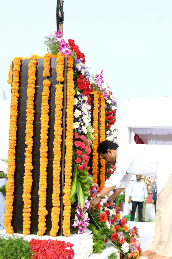 CM YS Jagan Gives 10 Lakh Grant To Covid Martyrs Family Photo Gallery - Sakshi32