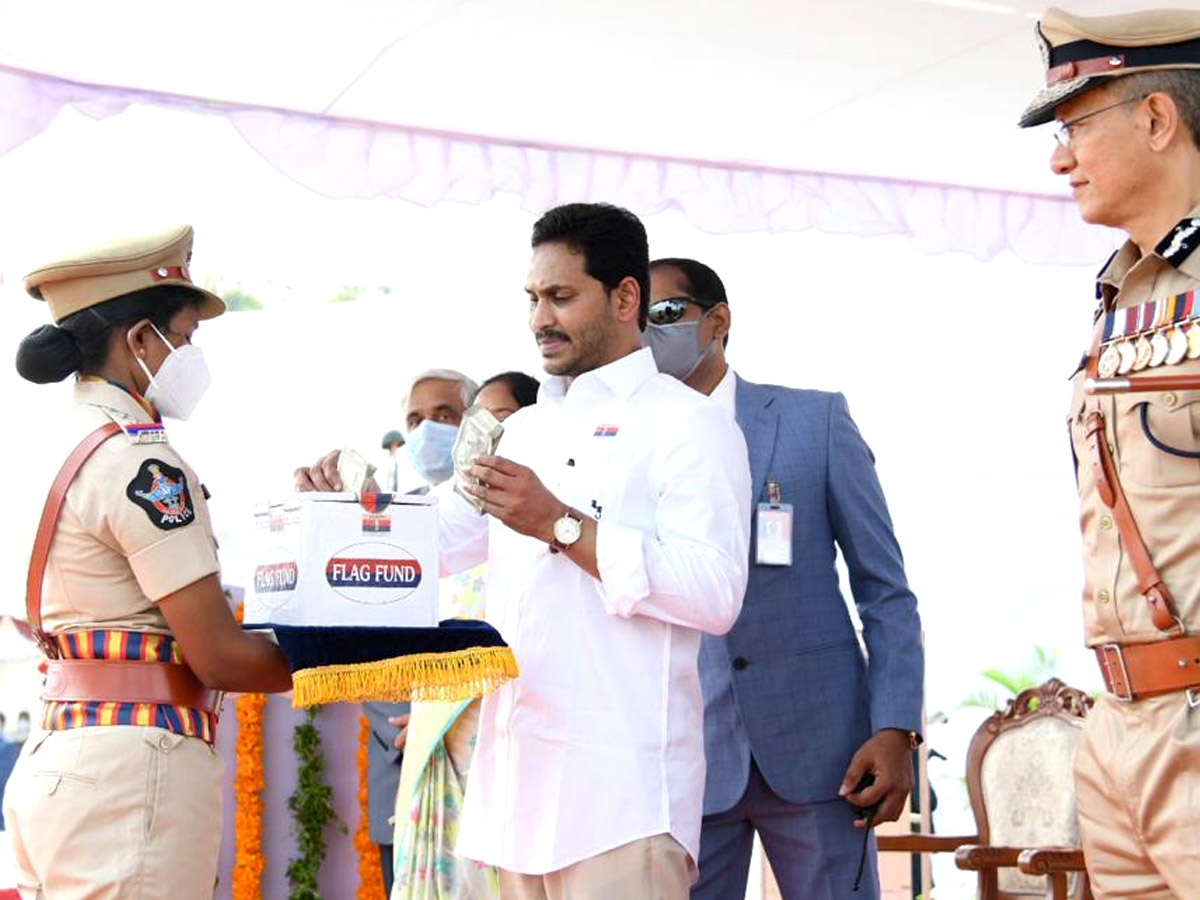 CM YS Jagan Gives 10 Lakh Grant To Covid Martyrs Family Photo Gallery - Sakshi7