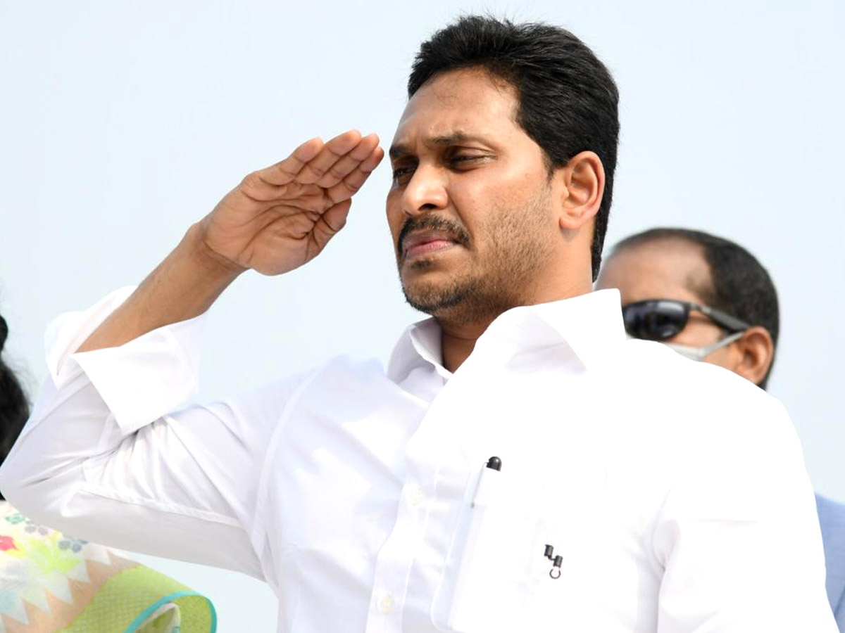 CM YS Jagan Gives 10 Lakh Grant To Covid Martyrs Family Photo Gallery - Sakshi8