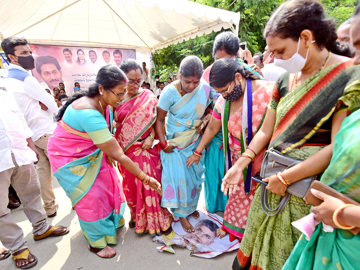 YSR Congress Party Activists Fires On TDP Photos - Sakshi9