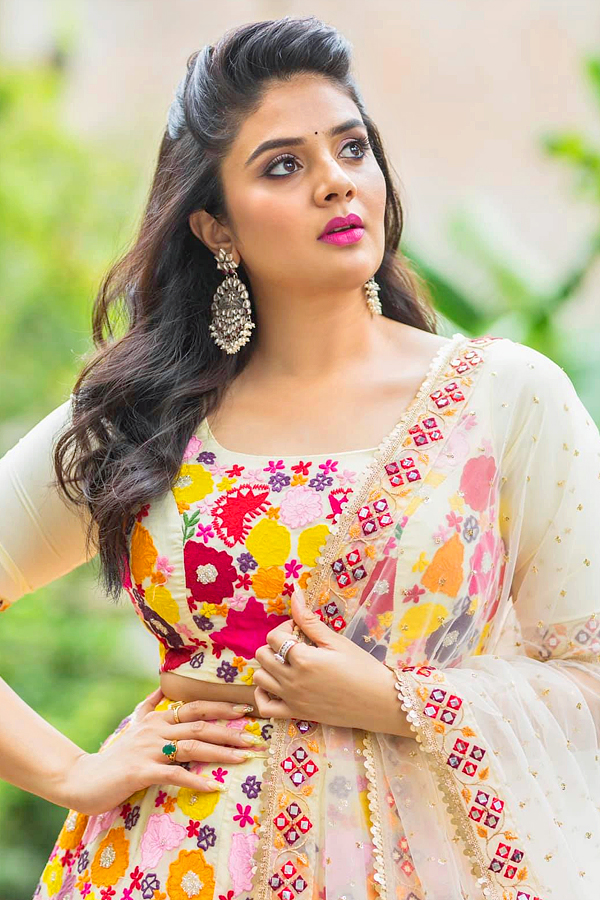 Anchor Sreemukhi Photos In Mukku Avinash Marriage - Sakshi8