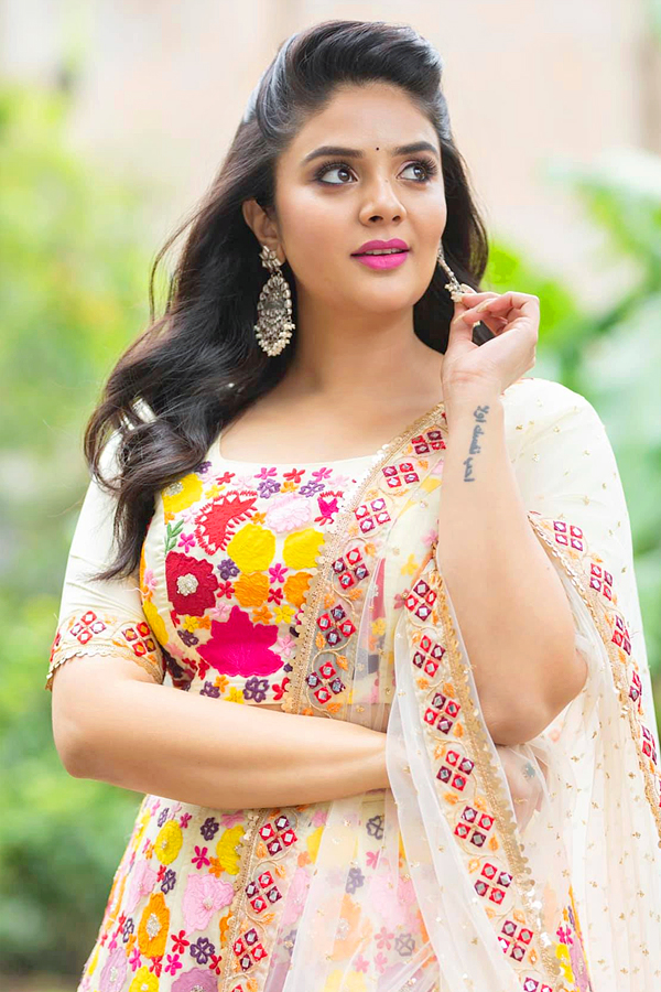 Anchor Sreemukhi Photos In Mukku Avinash Marriage - Sakshi9