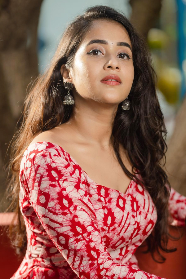 Photos : Deepthi Sunaina Beautiful Photos Gallery - Sakshi11