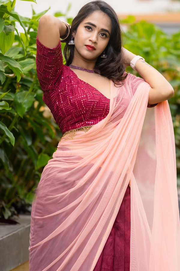 Photos : Deepthi Sunaina Beautiful Photos Gallery - Sakshi6