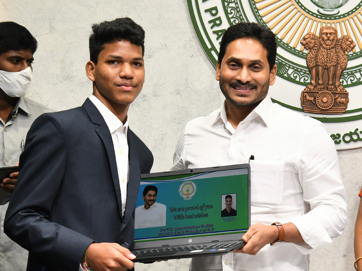 YS Jagan Mohan Reddy Praises SC And SC Gurukula IIT Rank Holders Photo Gallery - Sakshi18