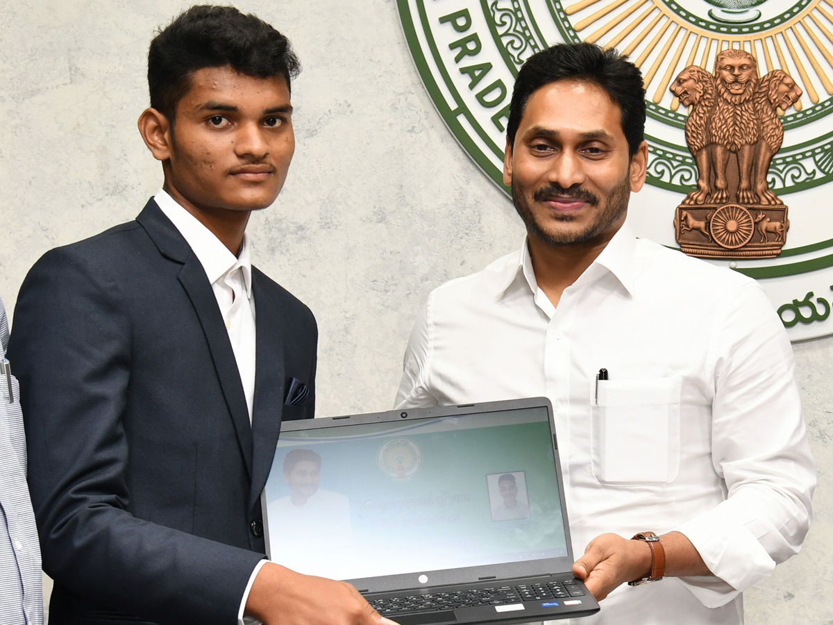 YS Jagan Mohan Reddy Praises SC And SC Gurukula IIT Rank Holders Photo Gallery - Sakshi21