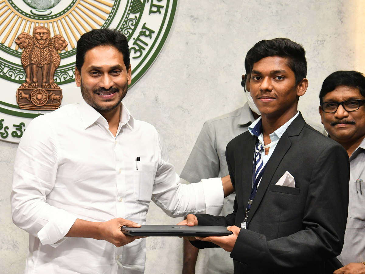 YS Jagan Mohan Reddy Praises SC And SC Gurukula IIT Rank Holders Photo Gallery - Sakshi6