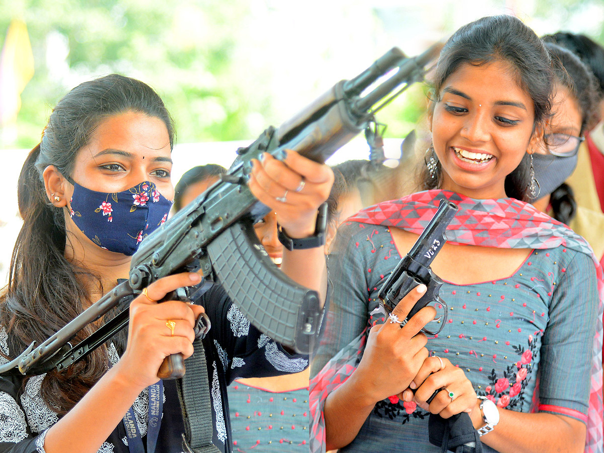 Andhra Pradesh Police Display Guns Other Weapons in Open House Exhibition - Sakshi1