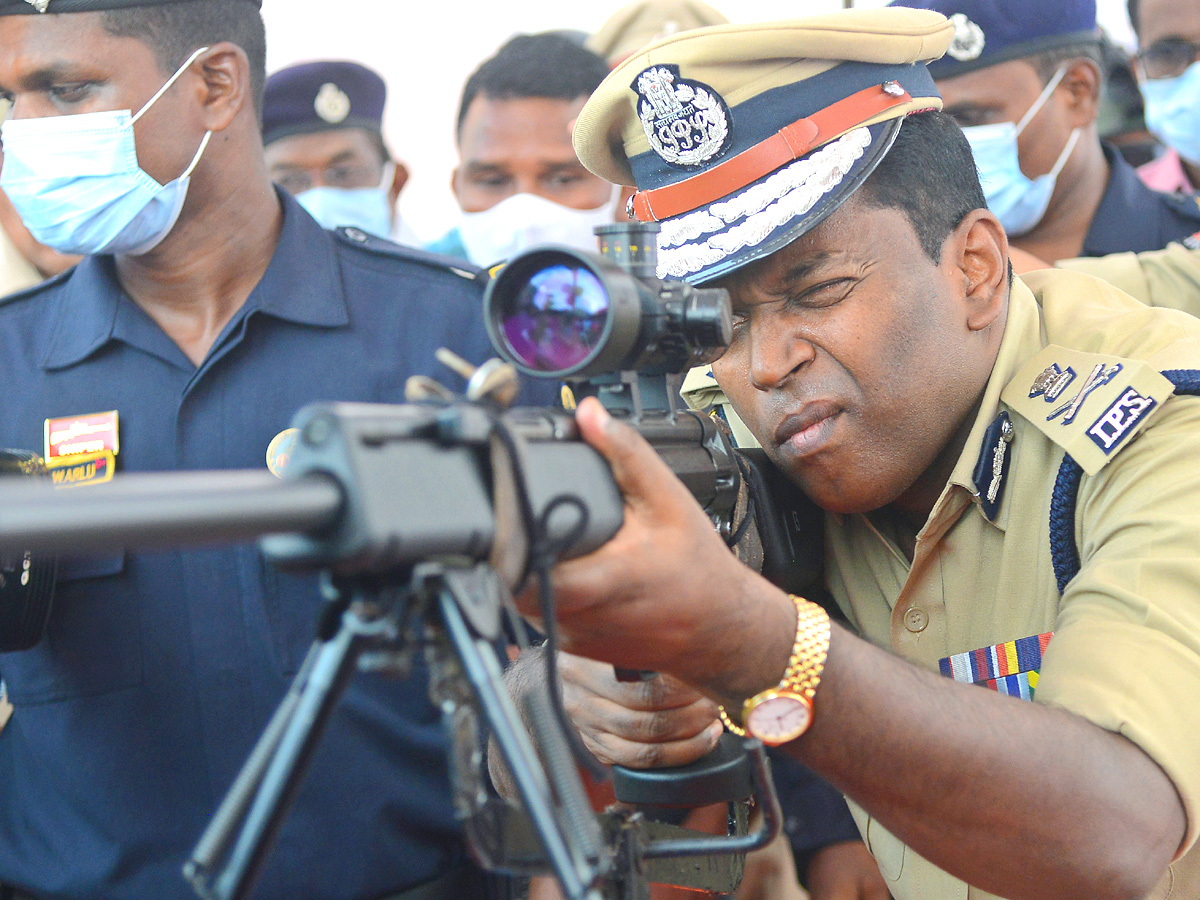 Andhra Pradesh Police Display Guns Other Weapons in Open House Exhibition - Sakshi2