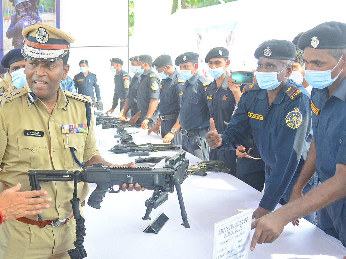 Andhra Pradesh Police Display Guns Other Weapons in Open House Exhibition - Sakshi10