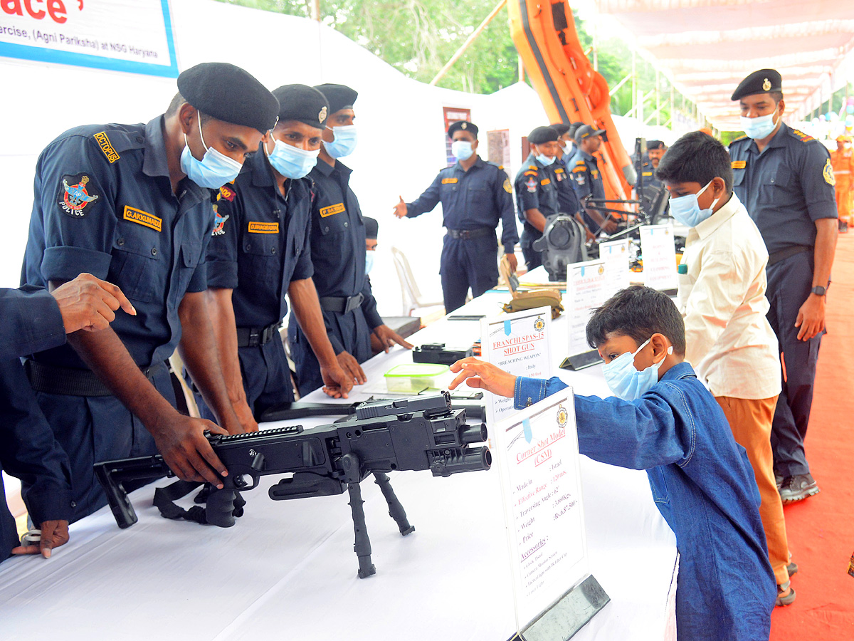 Andhra Pradesh Police Display Guns Other Weapons in Open House Exhibition - Sakshi12