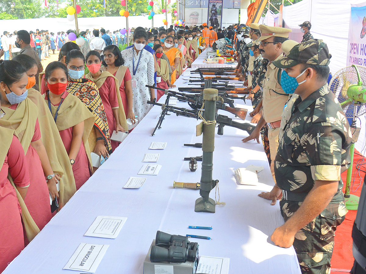 Andhra Pradesh Police Display Guns Other Weapons in Open House Exhibition - Sakshi13