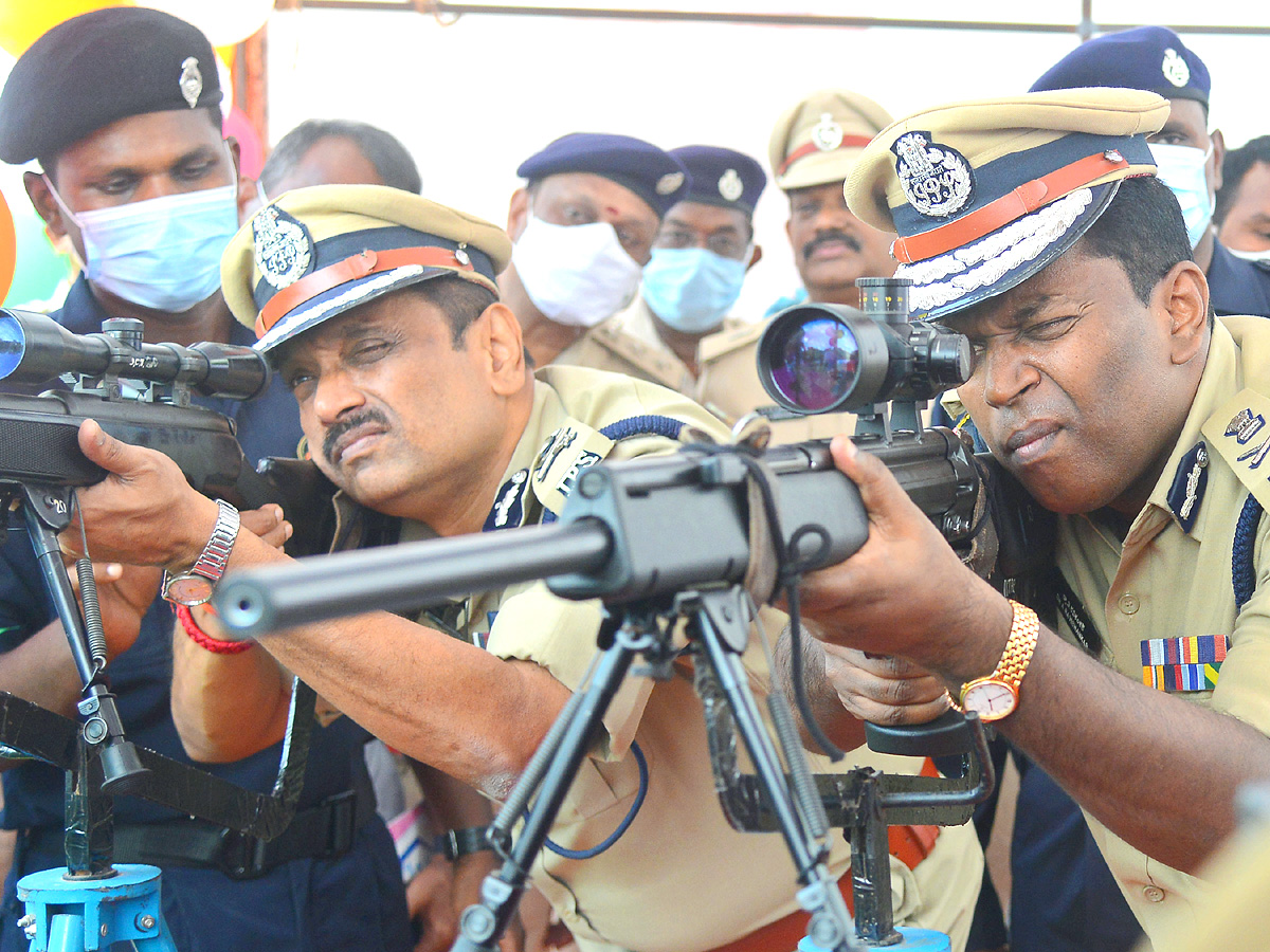 Andhra Pradesh Police Display Guns Other Weapons in Open House Exhibition - Sakshi20