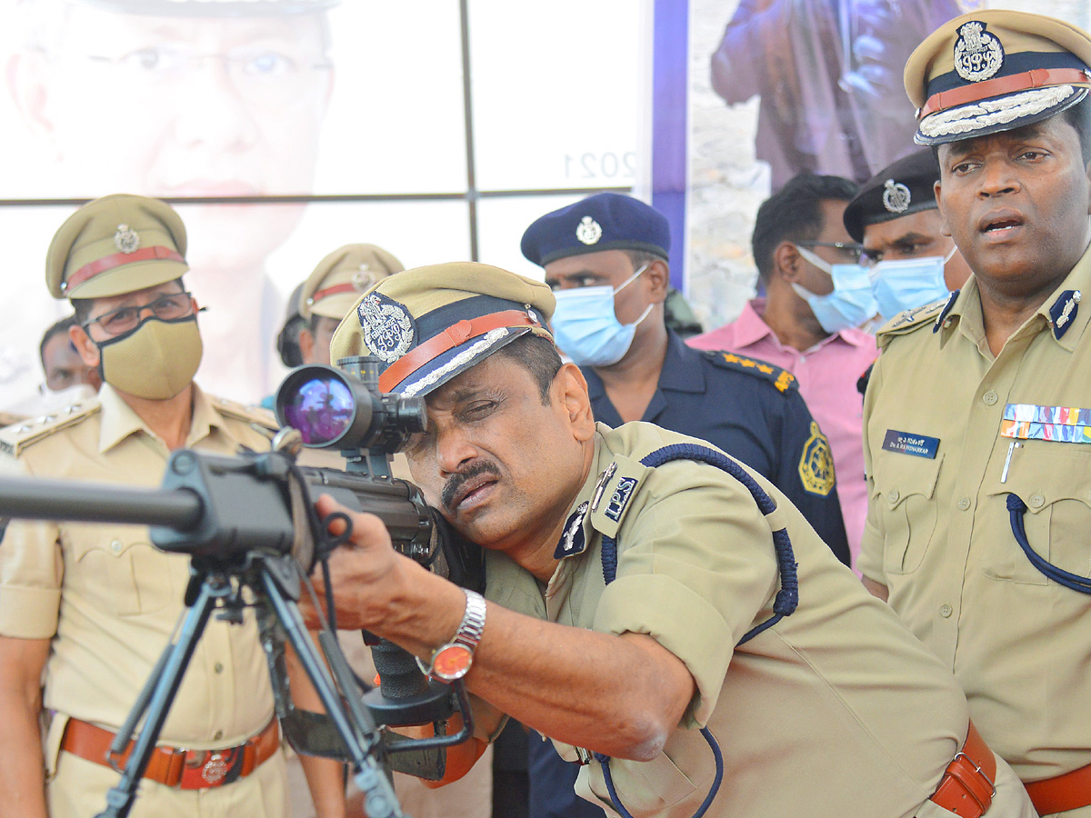 Andhra Pradesh Police Display Guns Other Weapons in Open House Exhibition - Sakshi4