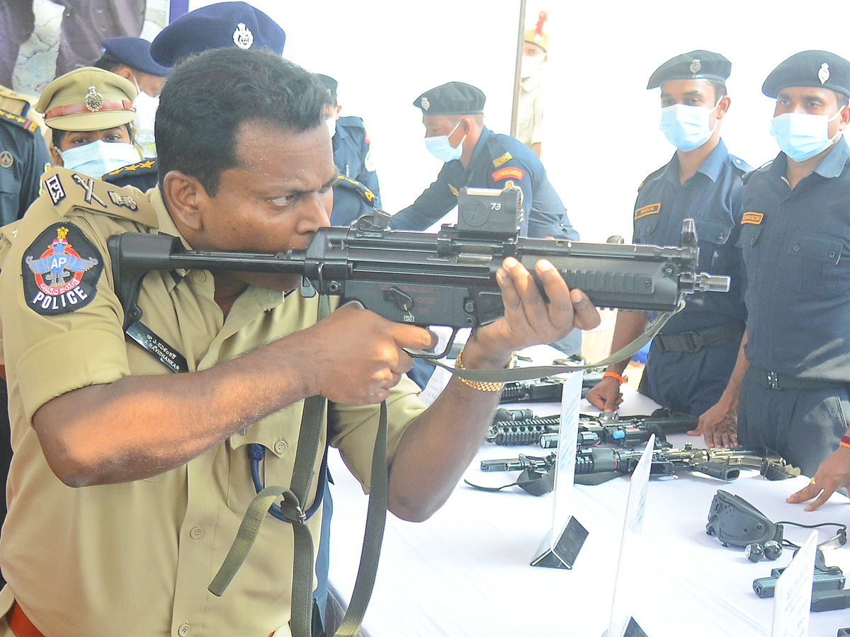 Andhra Pradesh Police Display Guns Other Weapons in Open House Exhibition - Sakshi5