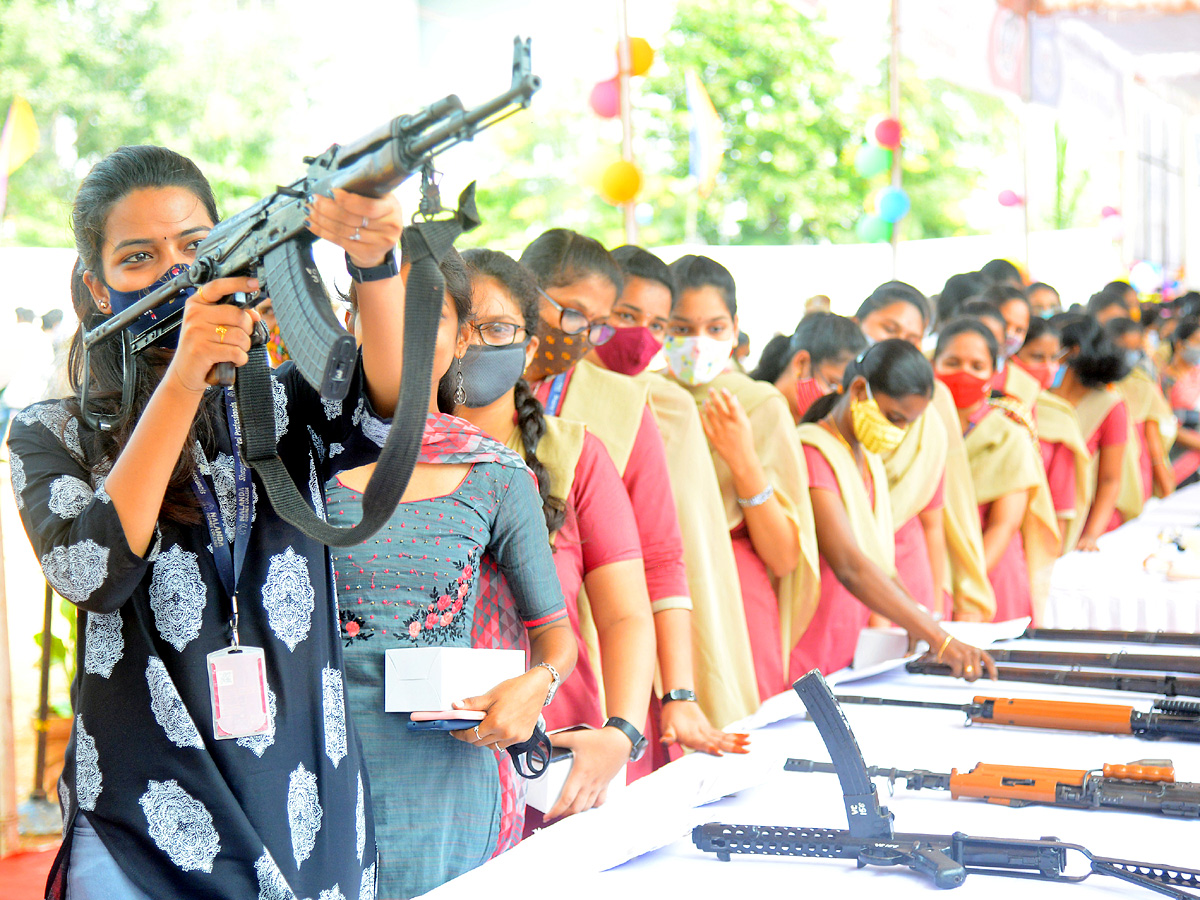 Andhra Pradesh Police Display Guns Other Weapons in Open House Exhibition - Sakshi6