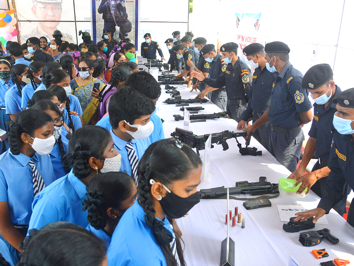 Andhra Pradesh Police Display Guns Other Weapons in Open House Exhibition - Sakshi7