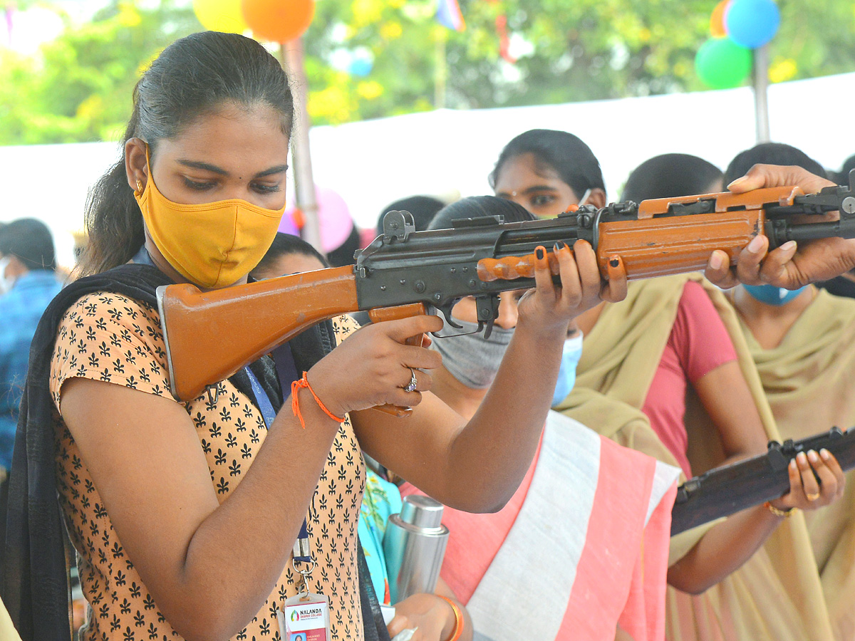 Andhra Pradesh Police Display Guns Other Weapons in Open House Exhibition - Sakshi8