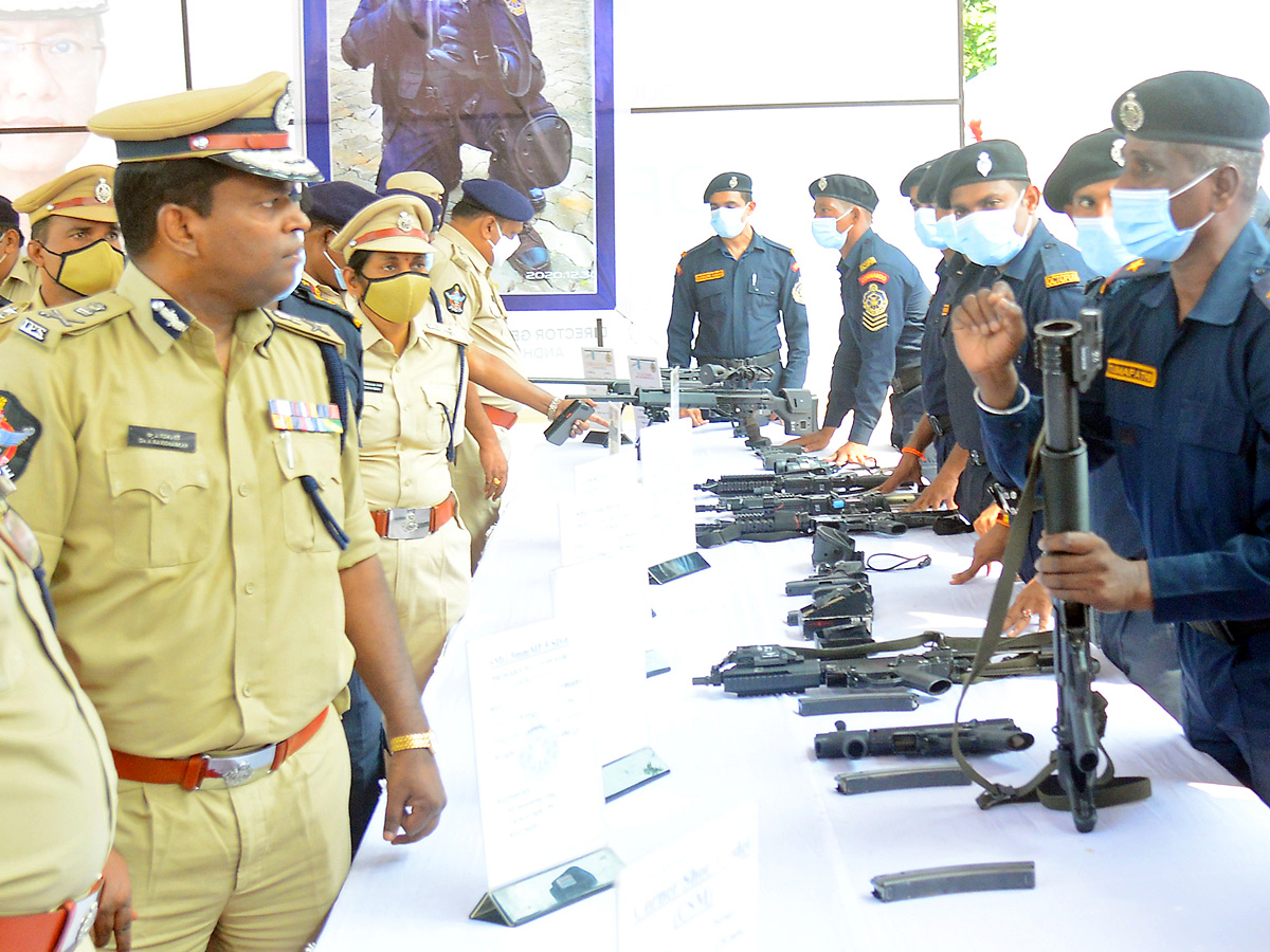 Andhra Pradesh Police Display Guns Other Weapons in Open House Exhibition - Sakshi9