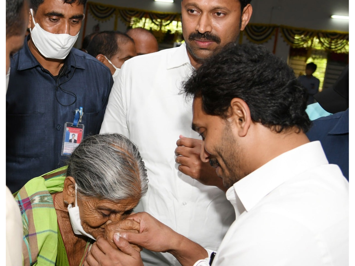 CM YS Jagan Tribute to Dr EC Gangi Reddy Photo Gallery - Sakshi13