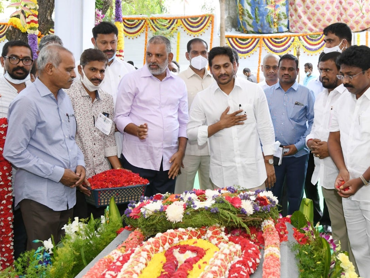 CM YS Jagan Tribute to Dr EC Gangi Reddy Photo Gallery - Sakshi2