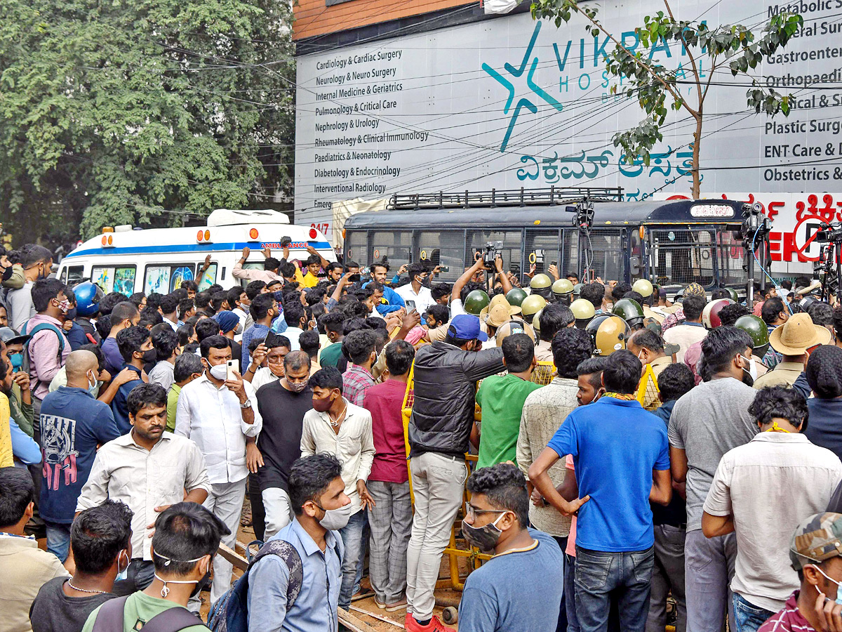 Actor Puneeth Raj Kumar Fans Crying Bangalore Vikram Hospita - Sakshi2