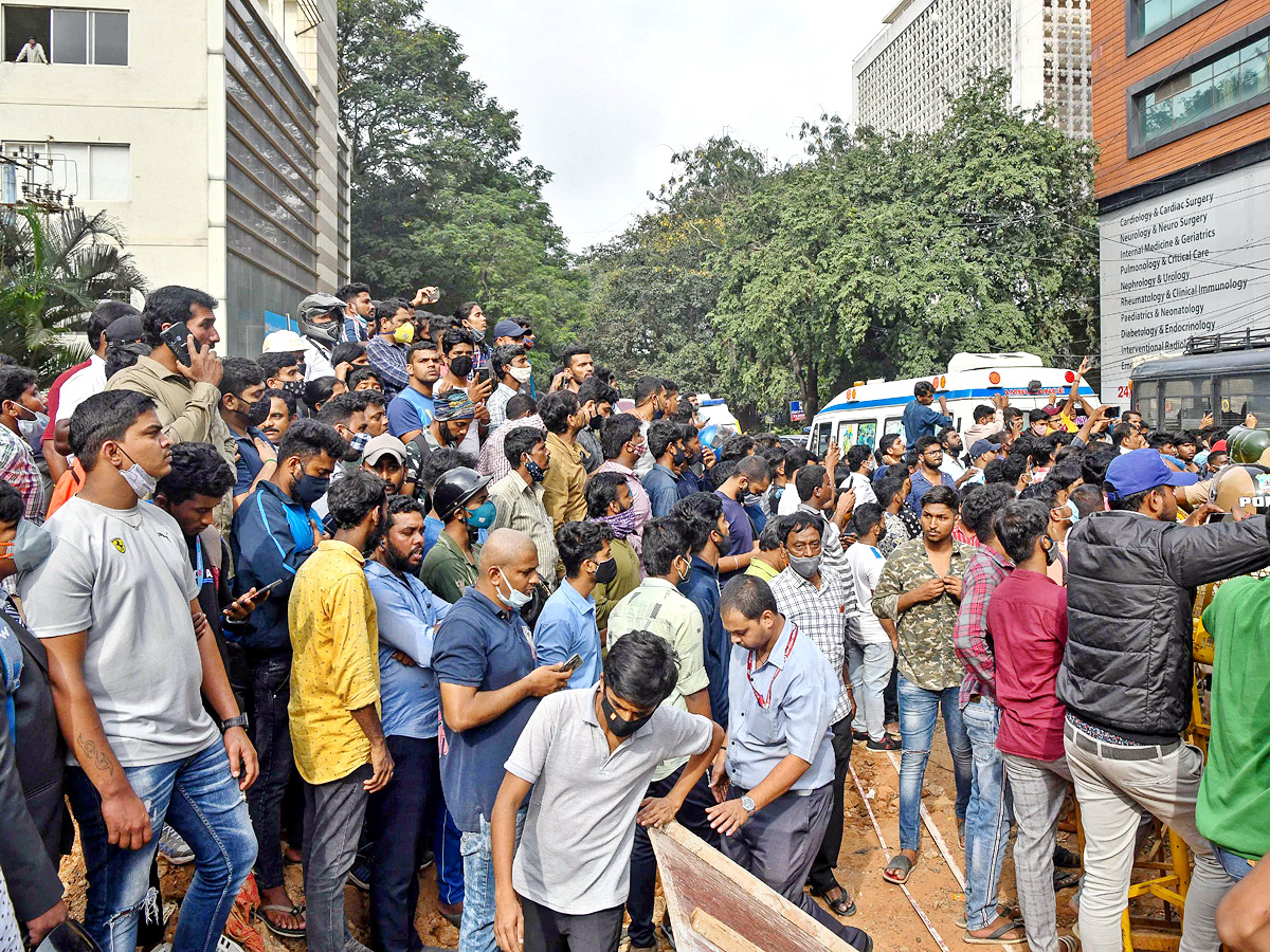 Actor Puneeth Raj Kumar Fans Crying Bangalore Vikram Hospita - Sakshi7