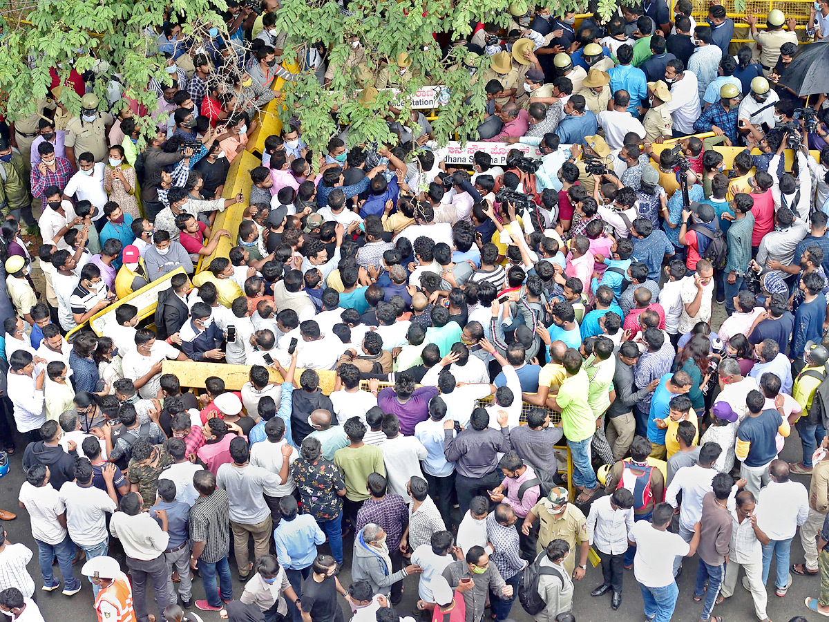 Actor Puneeth Raj Kumar Fans Crying Bangalore Vikram Hospita - Sakshi13