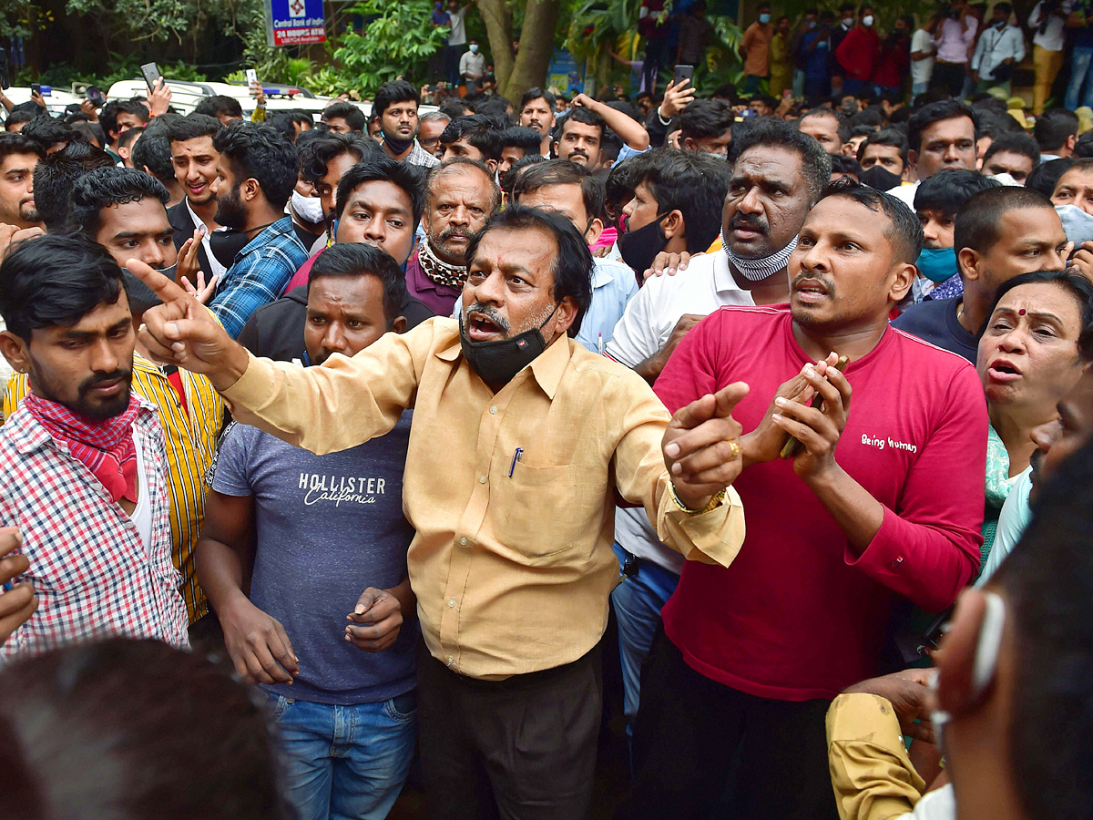 Actor Puneeth Raj Kumar Fans Crying Bangalore Vikram Hospita - Sakshi14