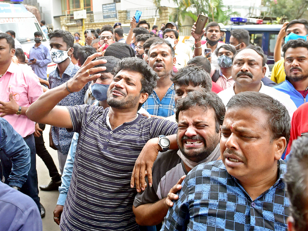 Actor Puneeth Raj Kumar Fans Crying Bangalore Vikram Hospita - Sakshi15