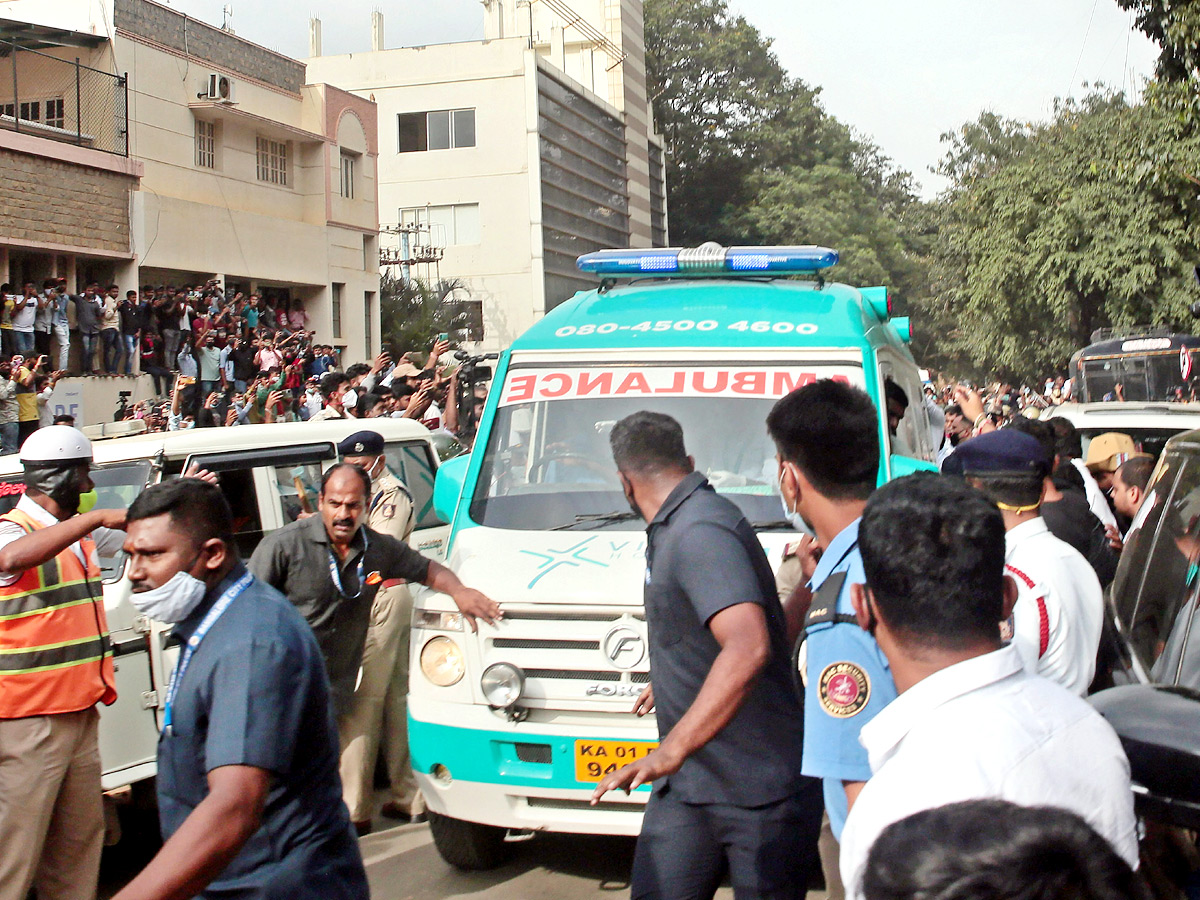 Actor Puneeth Raj Kumar Fans Crying Bangalore Vikram Hospita - Sakshi16