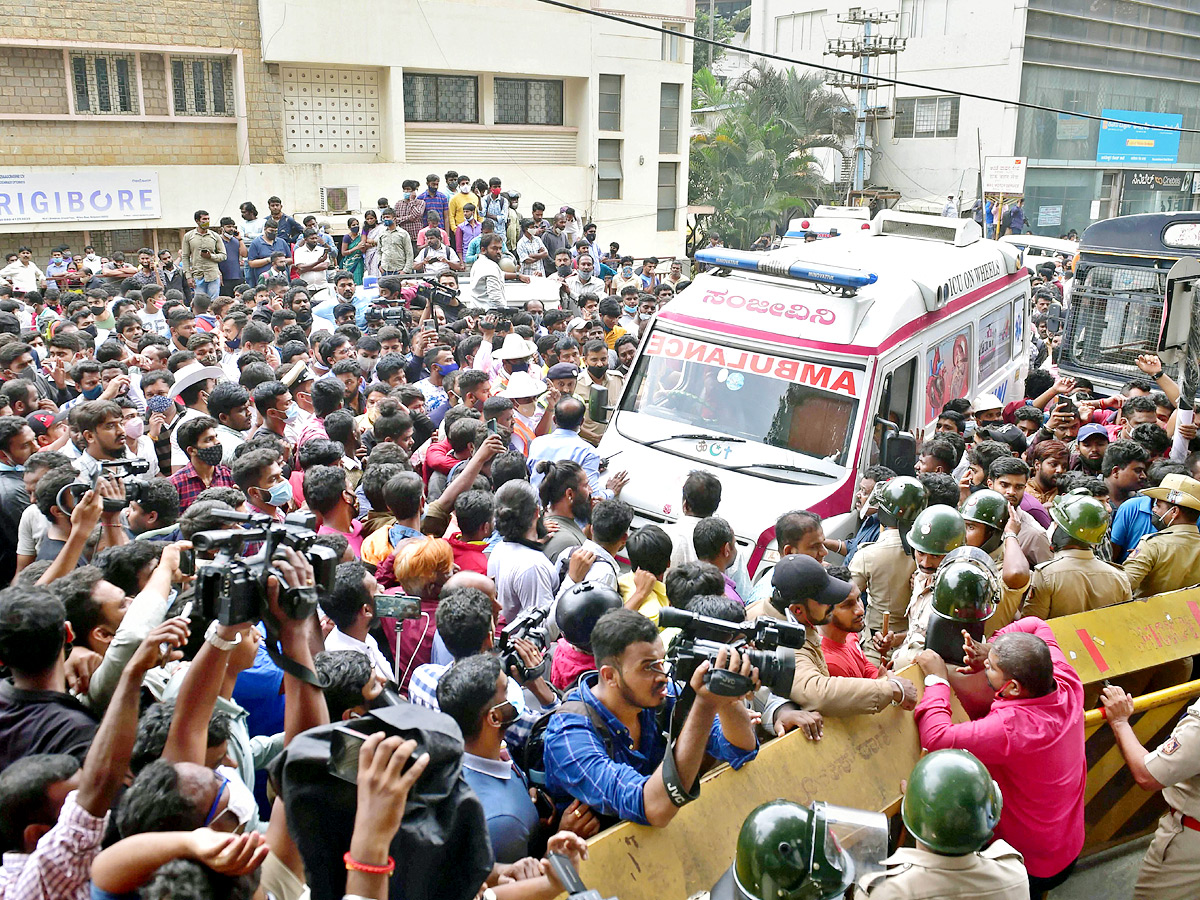 Actor Puneeth Raj Kumar Fans Crying Bangalore Vikram Hospita - Sakshi17