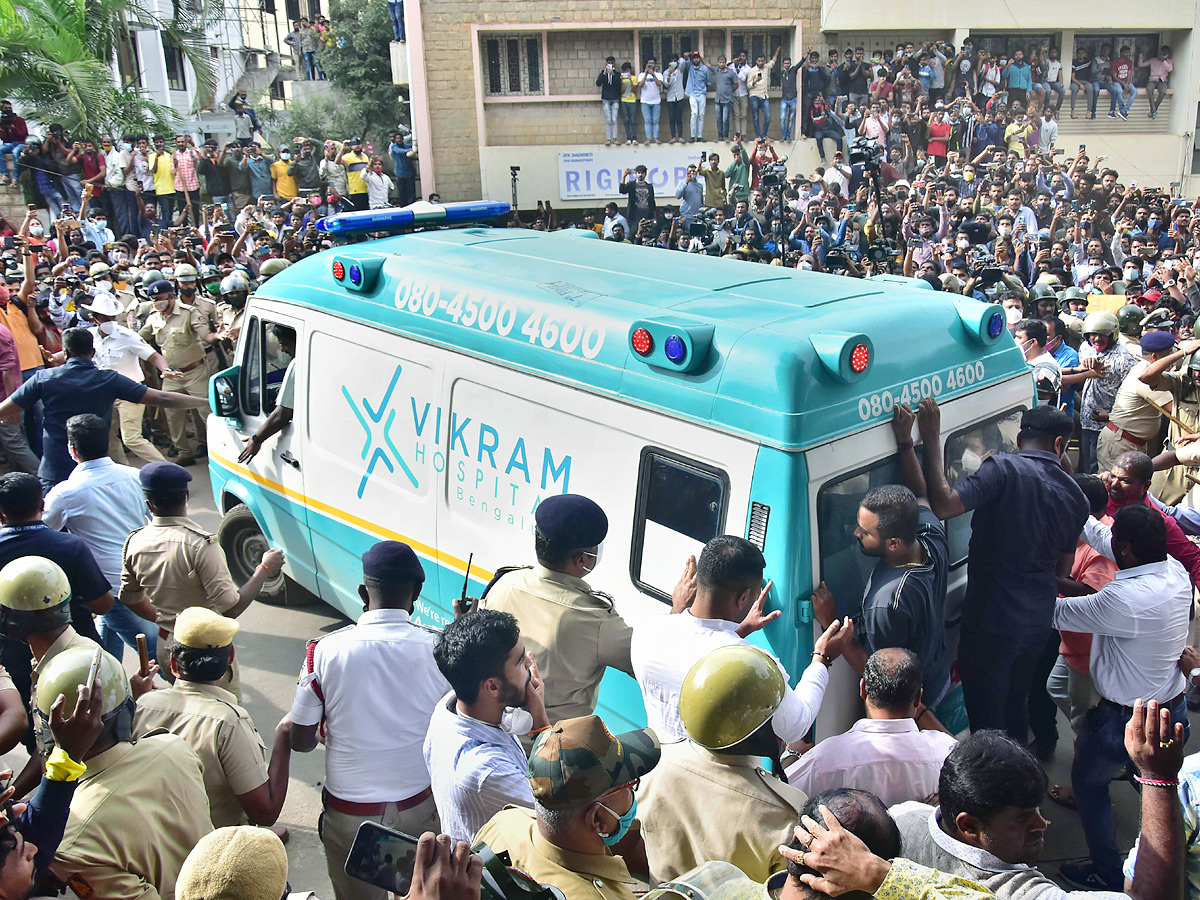 Actor Puneeth Raj Kumar Fans Crying Bangalore Vikram Hospita - Sakshi19