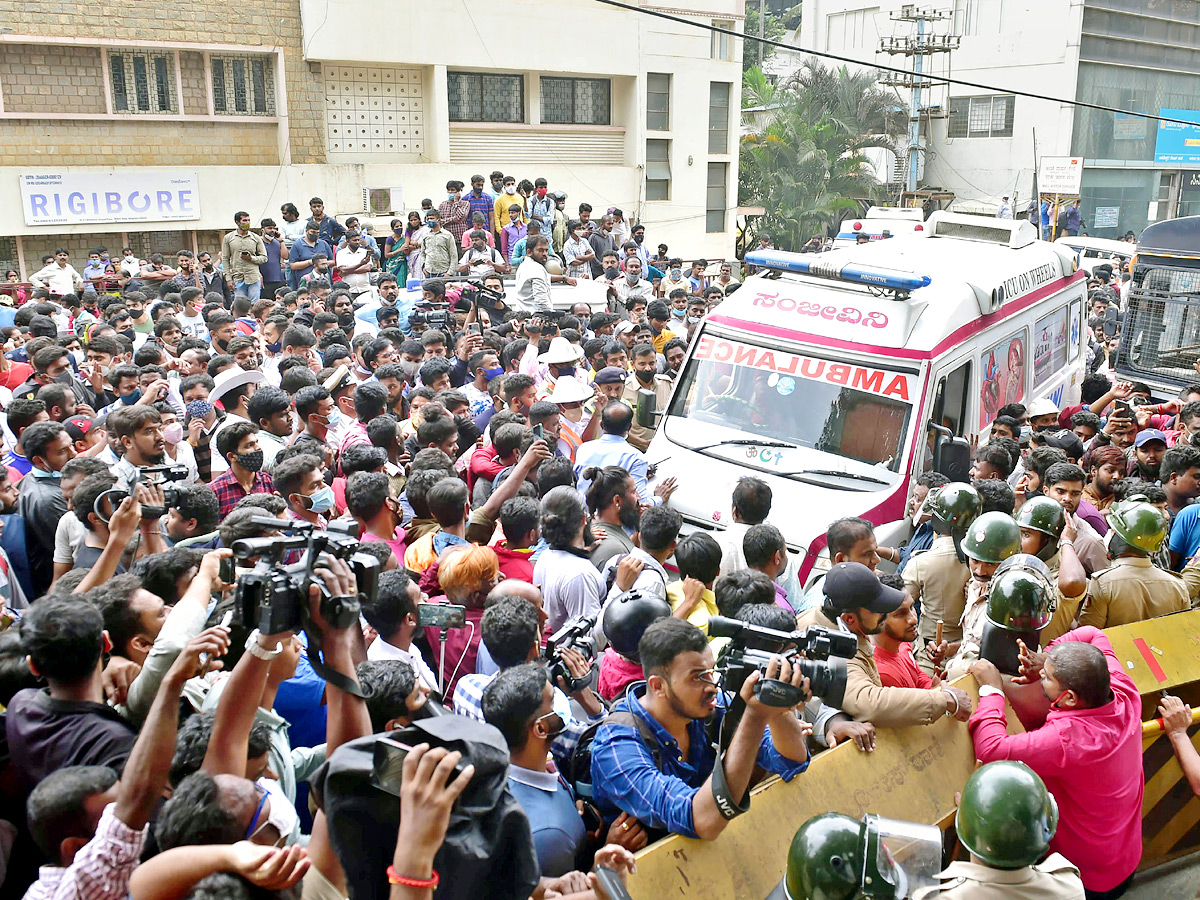 Actor Puneeth Raj Kumar Fans Crying Bangalore Vikram Hospita - Sakshi23