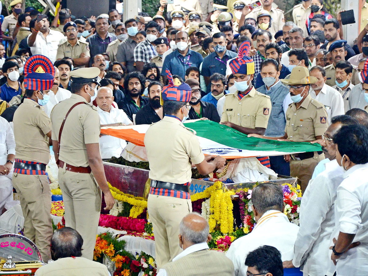  Kannada Actor Puneeth Rajkumar Last Rites Photo Gallery - Sakshi2