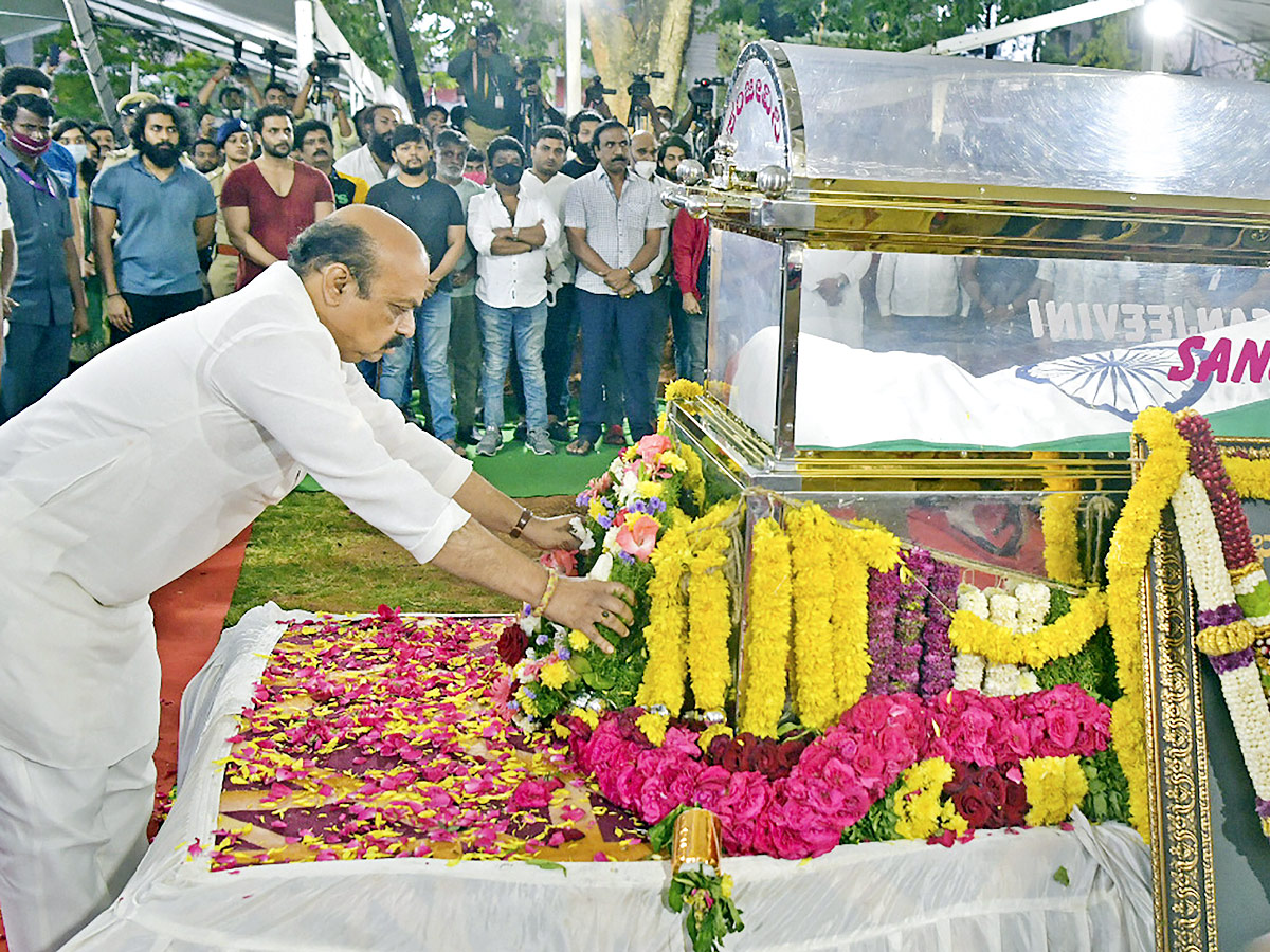  Kannada Actor Puneeth Rajkumar Last Rites Photo Gallery - Sakshi12