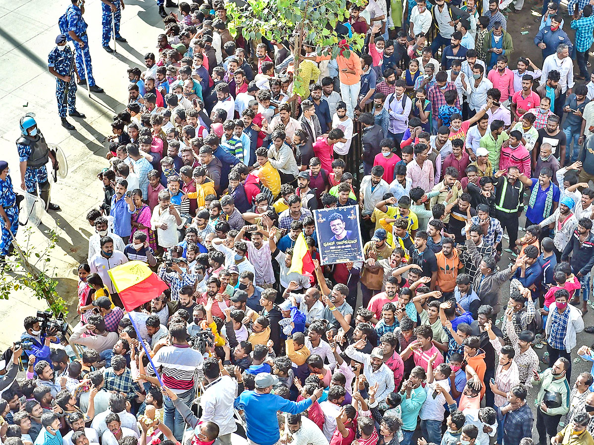  Kannada Actor Puneeth Rajkumar Last Rites Photo Gallery - Sakshi13