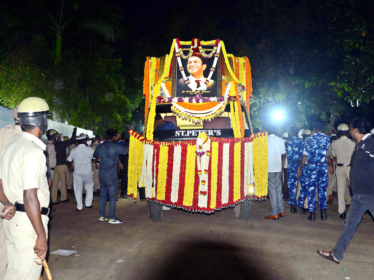  Kannada Actor Puneeth Rajkumar Last Rites Photo Gallery - Sakshi16