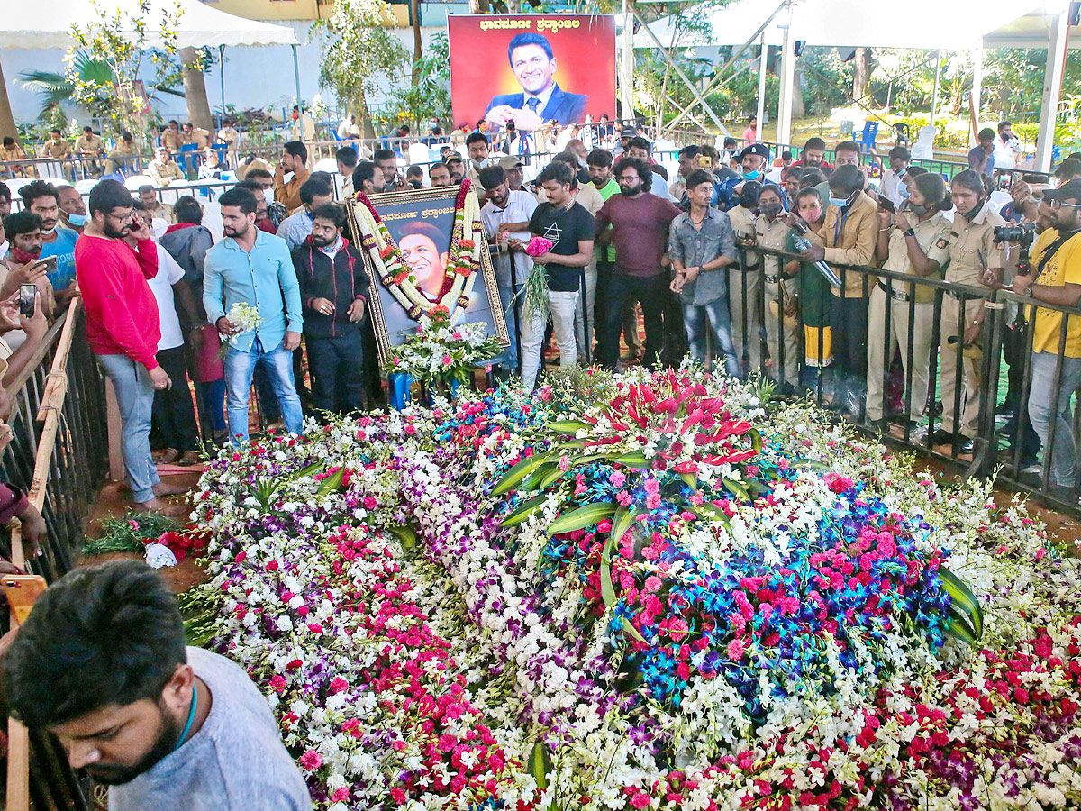  Kannada Actor Puneeth Rajkumar Last Rites Photo Gallery - Sakshi1