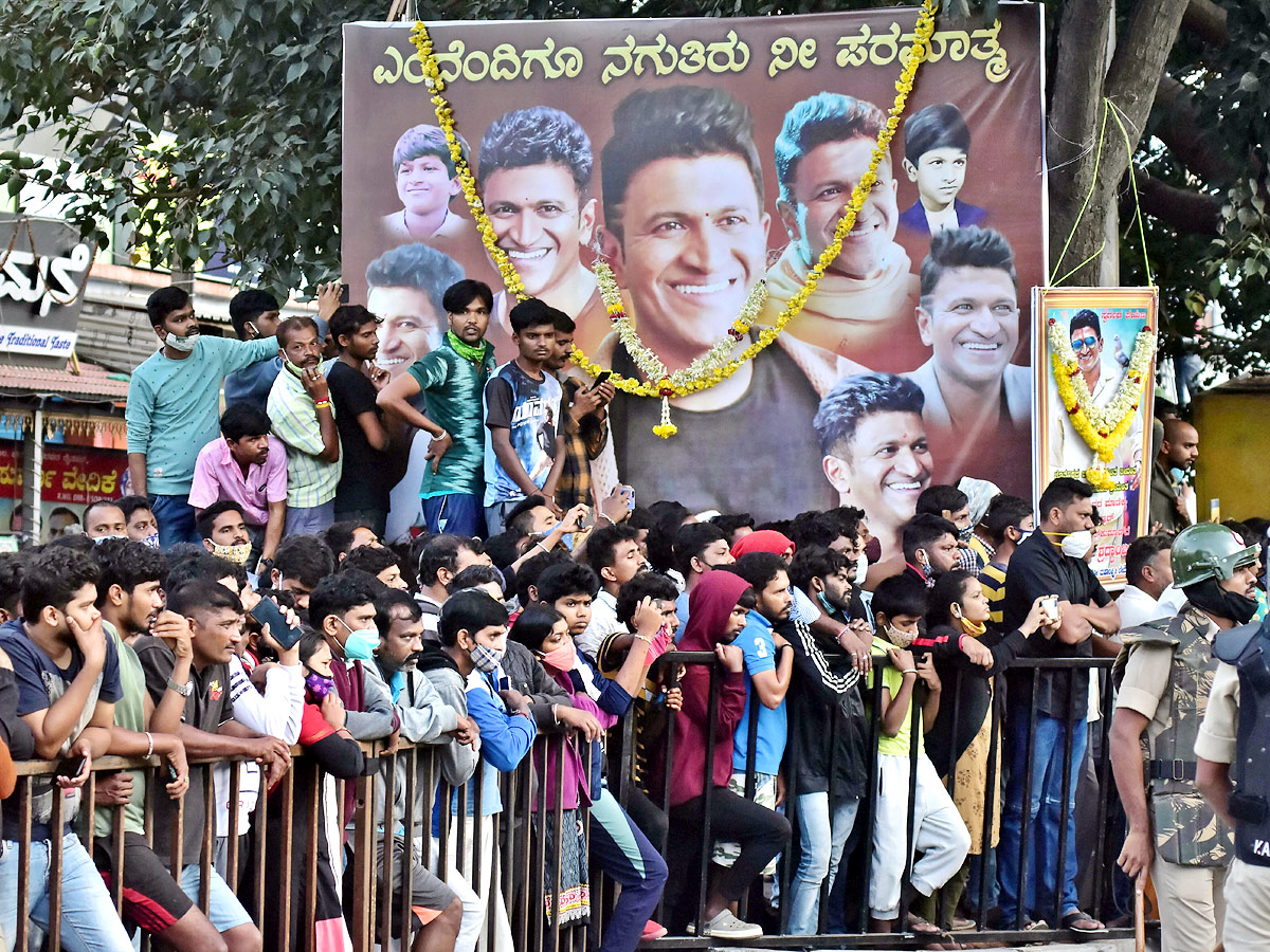  Kannada Actor Puneeth Rajkumar Last Rites Photo Gallery - Sakshi18