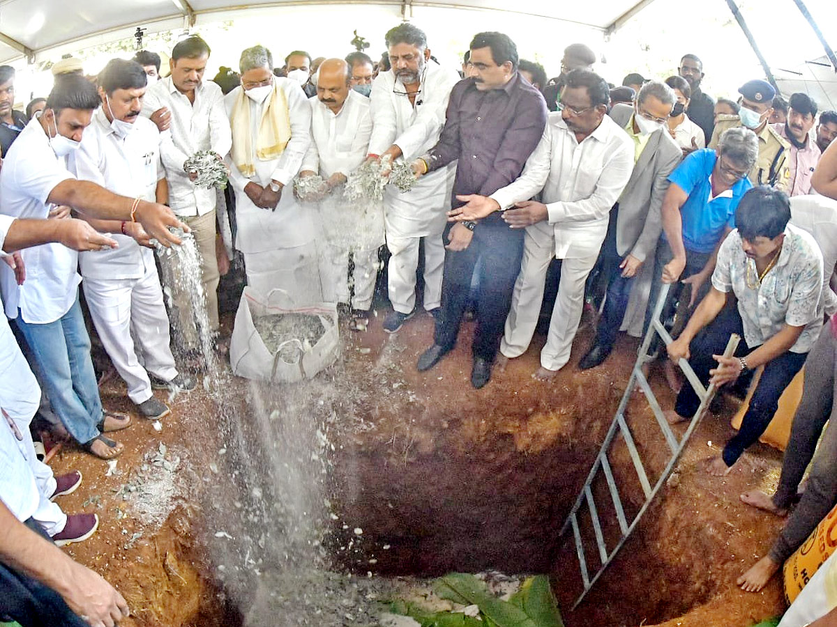  Kannada Actor Puneeth Rajkumar Last Rites Photo Gallery - Sakshi4