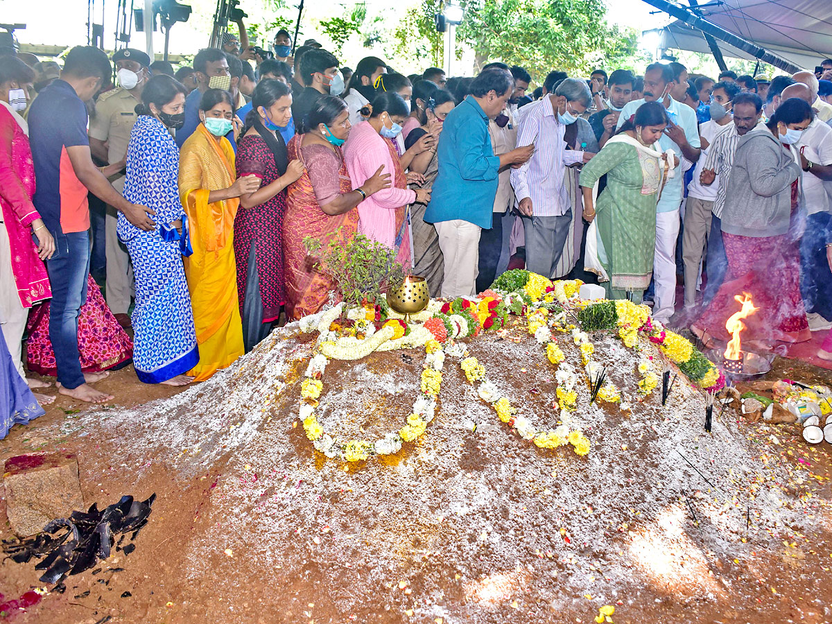  Kannada Actor Puneeth Rajkumar Last Rites Photo Gallery - Sakshi5