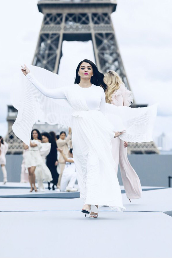 Photos : Aishwarya Rai Bachchan Stuns In White At Paris Fashion Week  - Sakshi3