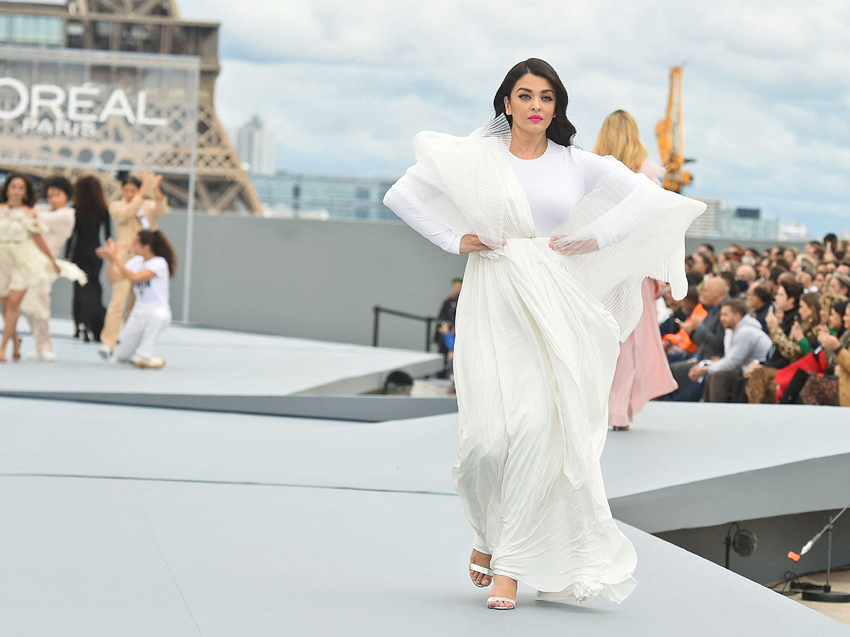 Photos : Aishwarya Rai Bachchan Stuns In White At Paris Fashion Week  - Sakshi10