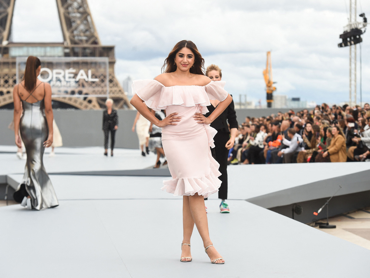 Photos : Aishwarya Rai Bachchan Stuns In White At Paris Fashion Week  - Sakshi16