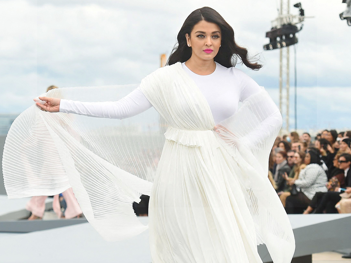 Photos : Aishwarya Rai Bachchan Stuns In White At Paris Fashion Week  - Sakshi1